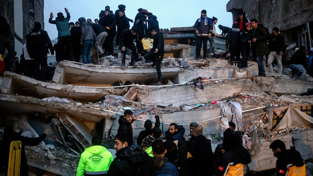 Tìm kiếm người mất tích tại Diyarbakir, Thổ Nhĩ Kỳ sau trận động đất