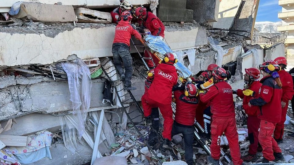 Lực lượng cứu hộ đưa một nạn nhân vụ động đất ra khỏi một tòa nhà bị sập