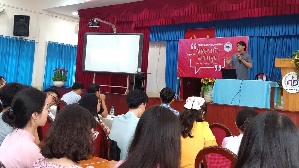 Sinh viên Trường Đại học Sư phạm TPHCM sinh hoạt về kỹ năng trước khi chính thức thực tập tại Trường THPT Nguyễn Du (quận 10)