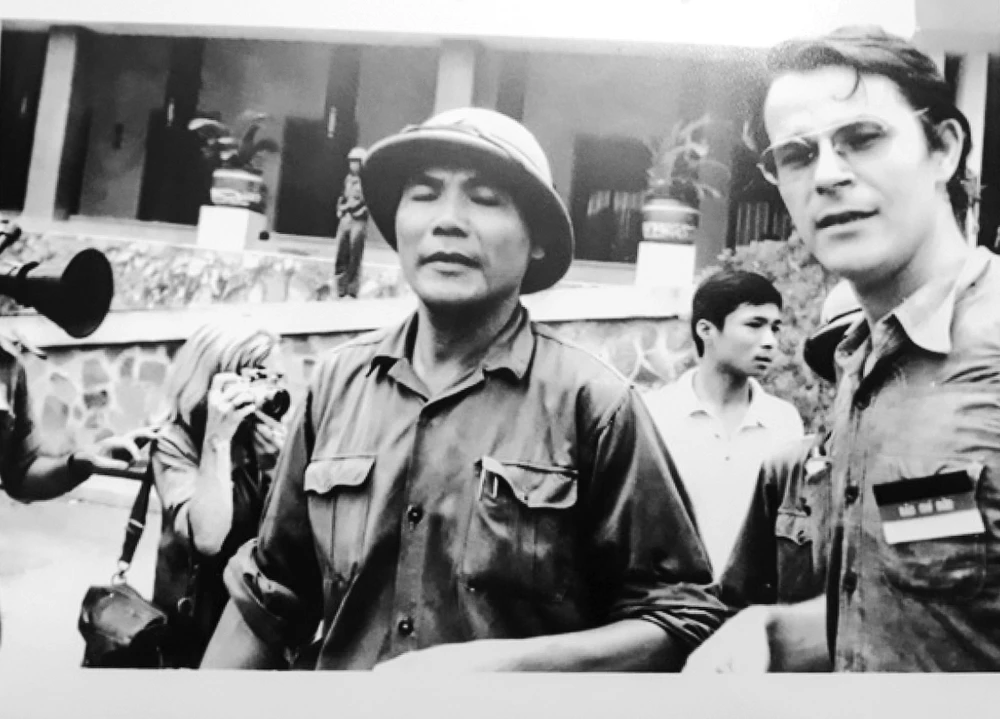 Ông Bùi Văn Tùng (bên trái), Chính ủy Lữ đoàn xe tăng 203 cùng nhà báo Borries Gallasch (Đức) tại sân dinh Độc Lập, Sài Gòn trưa 30-4-1975. Ảnh: tư liệu