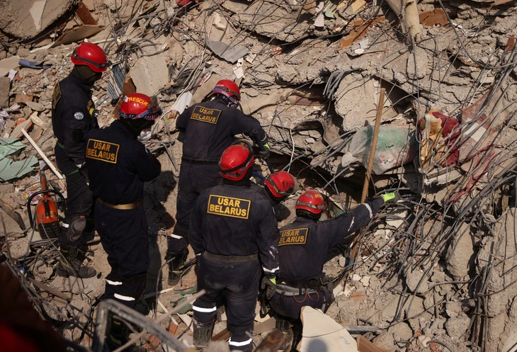 Lực lượng cứu hộ vẫn tiếp tục tìm kiếm các nạn nhân bên dưới những đống đổ nát ở Thổ Nhĩ Kỳ hôm 11-2 - Ảnh: REUTERS