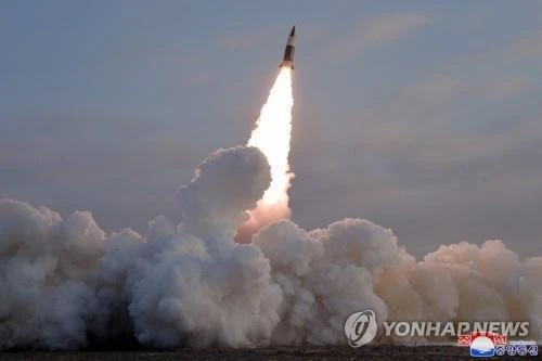 Bức ảnh không ghi ngày tháng do Thông tấn xã Trung ương Triều Tiên công bố cho thấy một vụ phóng tên lửa của Triều Tiên. Nguồn: Yonhap 