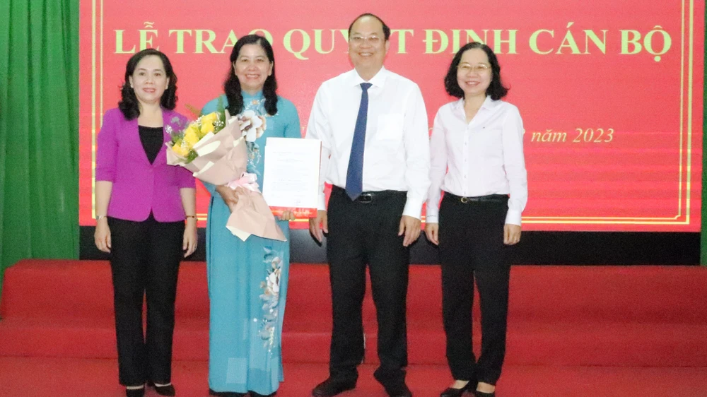 Phó Bí thư Thành ủy TPHCM Nguyễn Hồ Hải trao quyết định và chúc mừng đồng chí Huỳnh Thị Kim Xuyến