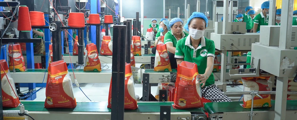  Công ty cổ phần Tập đoàn Tân Long đóng gói gạo với thương hiệu A An. Ảnh: THANH HẢI