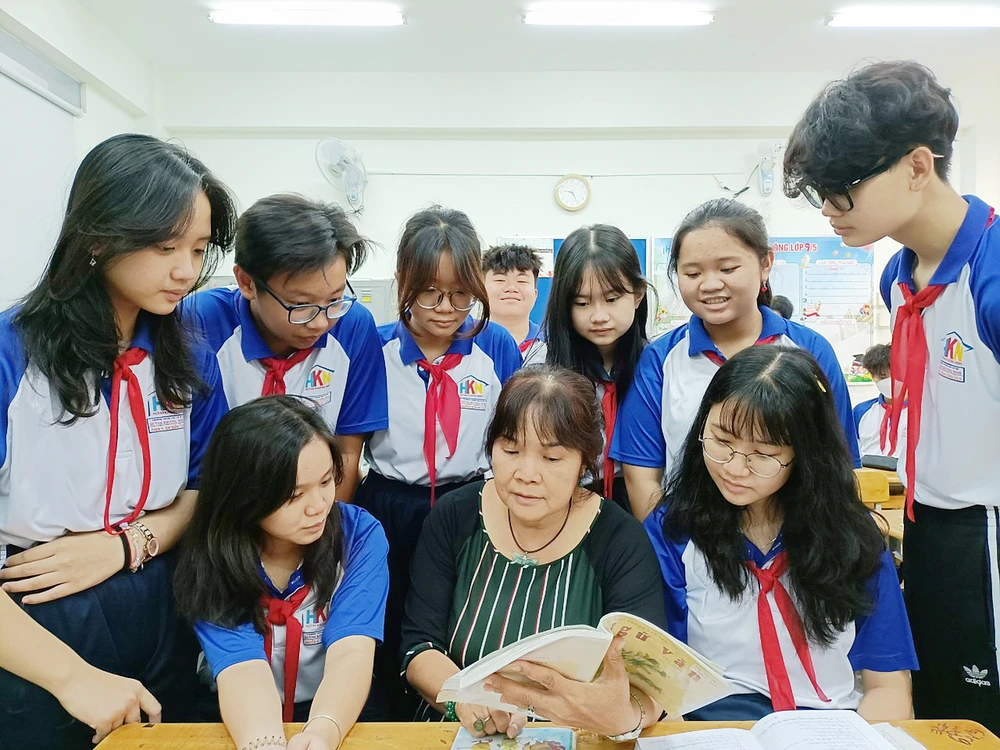 Học sinh lớp 9, Trường THCS Huỳnh Khương Ninh (quận 1, TPHCM) trong tiết học Ngữ văn trên lớp
