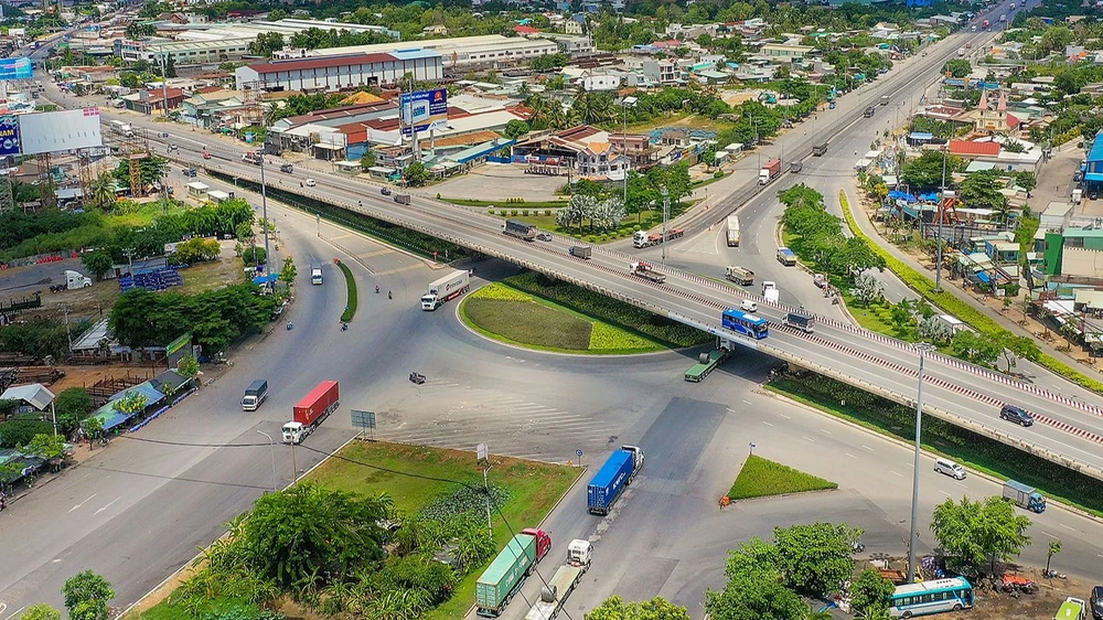 Cầu vượt bê tông bắc qua vòng xoay Nguyễn Văn Linh - quốc lộ 1A, kết nồi TPHCM với ĐBSCL. Ảnh: HOÀNG HÙNG