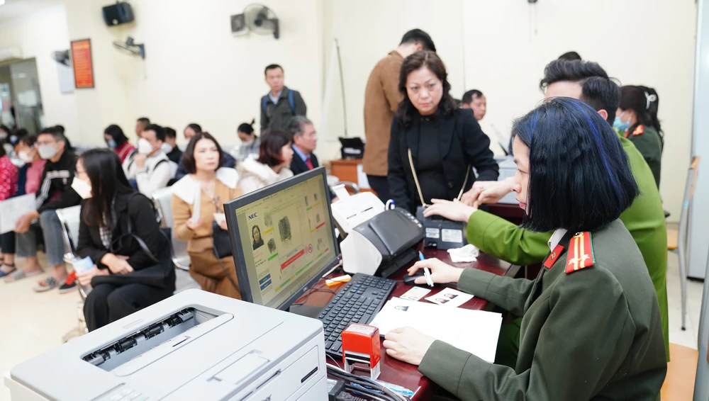 Cán bộ Phòng quản lý xuất nhập cảnh, Công an TP Hà Nội xử lý hồ sơ cấp hộ chiếu gắn chip cho người dân