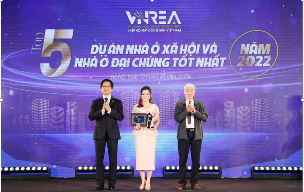 Bà Nguyễn Ngọc Ánh, Phó Chủ tịch HĐQT Kim Oanh Group - nhận giải “Top 5 dự án nhà ở xã hội và đại chúng tốt nhất năm 2022” cho dự án RichHome 3