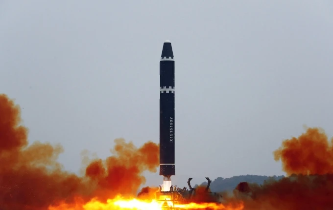 Những hình ảnh về vụ phóng tên lửa đất đối đất tầm trung ngày 14-3 của quân đội Triều Tiên mà KCNA vừa công bố sáng 15-3. Ảnh: YONHAP 