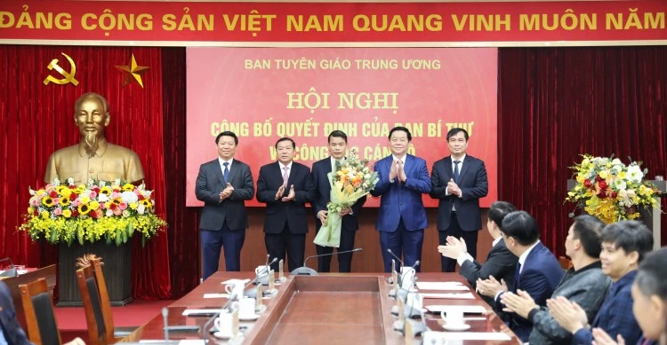 Tập thể lãnh đạo Ban Tuyên giáo Trung ương tặng hoa chúc mừng đồng chí Vũ Thanh Mai. Ảnh: TG
