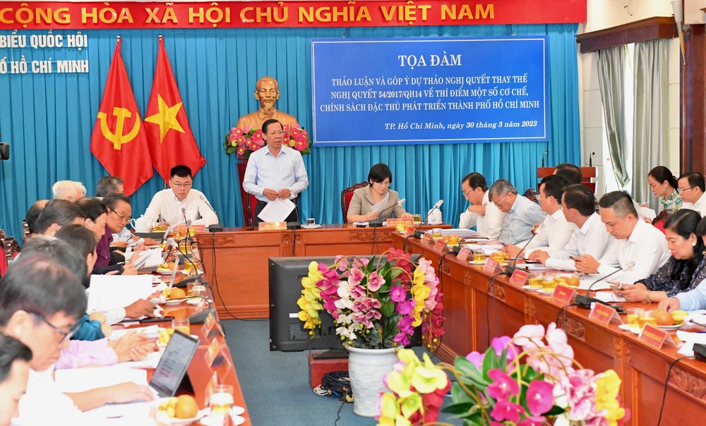 Chủ tịch UBND TPHCM Phan Văn Mãi phát biểu tại toạ đàm. Ảnh: VIỆT DŨNG