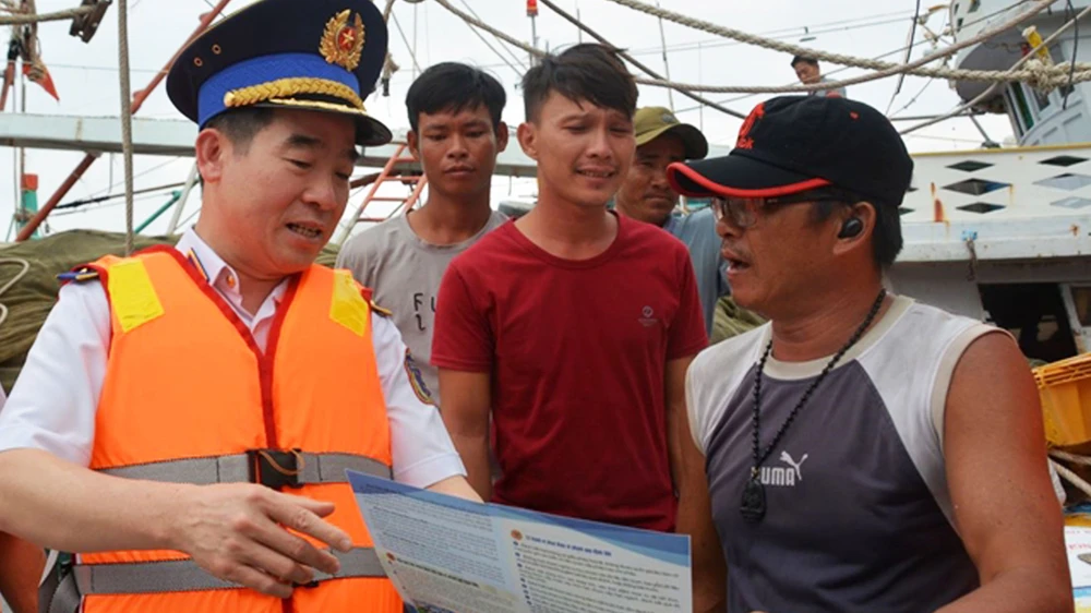 Cảnh sát biển tuyên truyền pháp luật về IUU cho ngư dân trên vùng biển Thổ Chu thuộc TP Phú Quốc, tỉnh Kiên Giang Ảnh: QUỐC BÌNH