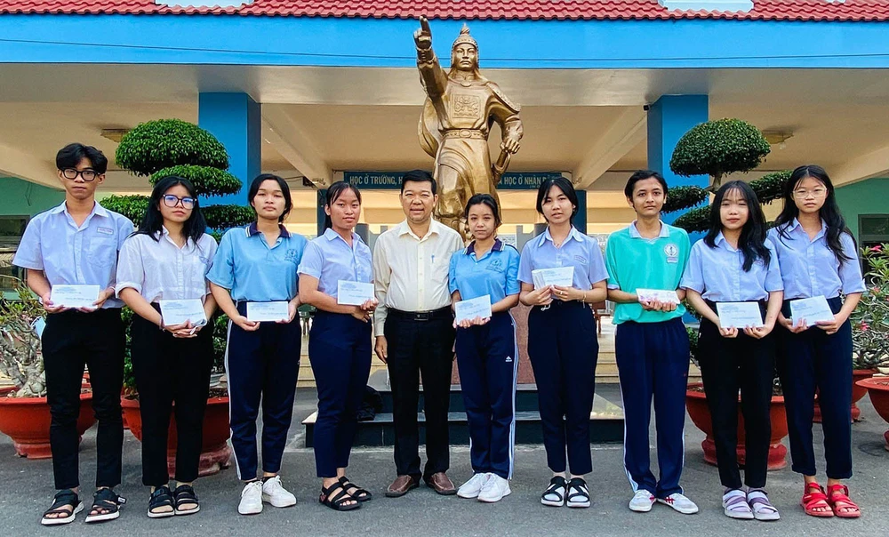 Thầy giáo Nguyễn Văn Cải trao học bổng cho học sinh vượt khó học tốt ở huyện Củ Chi, TPHCM