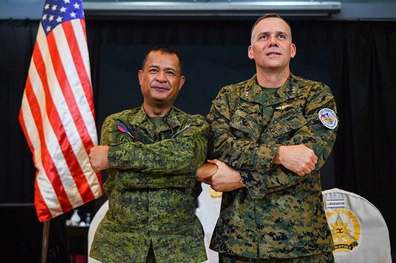 Giám đốc cuộc tập trận của Philippines, Thiếu tướng Marvin Licudin (trái) và đại diện giám đốc cuộc tập trận của Hoa Kỳ, Thiếu tướng Eric Austin (phải) khoác tay nhau trong lễ khai mạc cuộc tập trận chung "Balikatan" tại trụ sở quân sự ở thành phố Quezon, ngoại ô Manila vào ngày 11-4-2023. Ảnh: Philstar