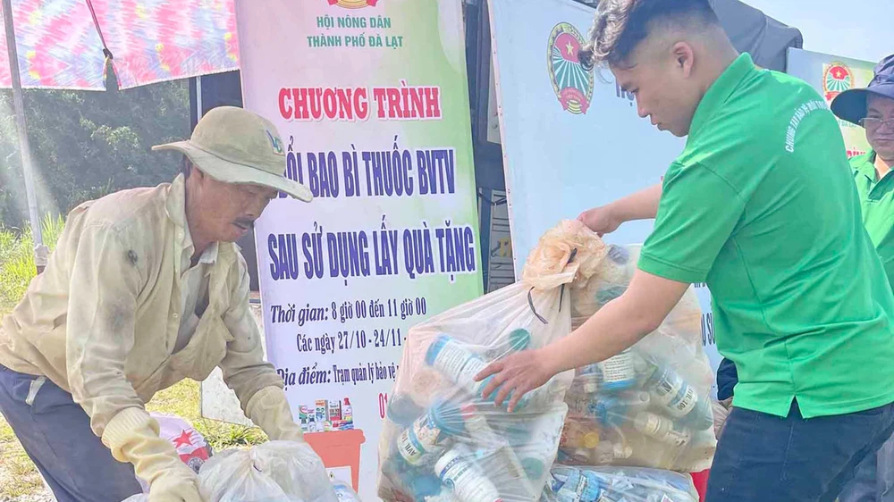 Người dân TP Đà Lạt đem bao bì thuốc BVTV đã qua sử dụng đến đổi quà tặng