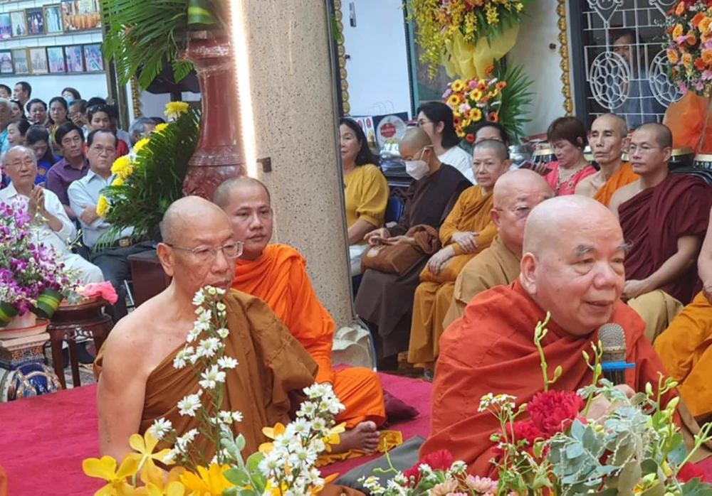 Lễ tắm Phật và Lễ buộc chỉ cổ tay cầu an tại chùa Phổ Minh