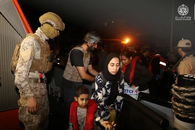 Công dân Arab Saudi và các nước khác rời cảng Sudan ngày 22-4. Ảnh: Reuters