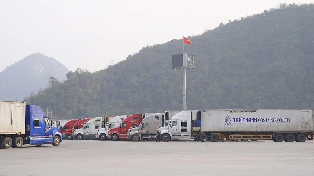 Xe chở hàng hóa tập kết tại các cửa khẩu Hữu Nghị và Tân Thanh (Lạng Sơn) chờ làm thủ tục thông quan. Ảnh: THU THỦY