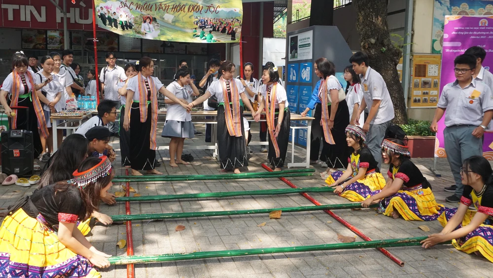 Học sinh Trường THPT Hùng Vương (quận 5) tham gia hoạt động trải nghiệm với chủ đề “Từ cội nguồn đất Tổ Hùng Vương đến TPHCM”