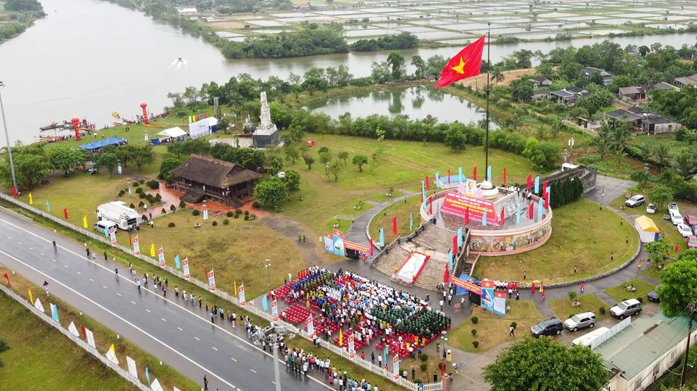 Lễ thượng cờ Thống nhất non sông ở Di tích Quốc gia đặc biệt đôi bờ Hiền Lương - Bến Hải Ảnh: NGUYỄN HOÀNG