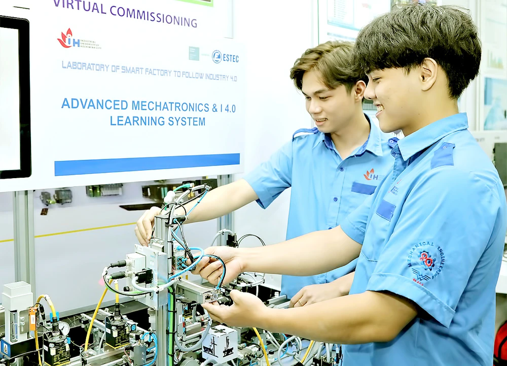 Sinh viên ngành Công nghệ kỹ thuật cơ khí Trường ĐH Công nghiệp TPHCM học thực hành tại phòng thí nghiệm