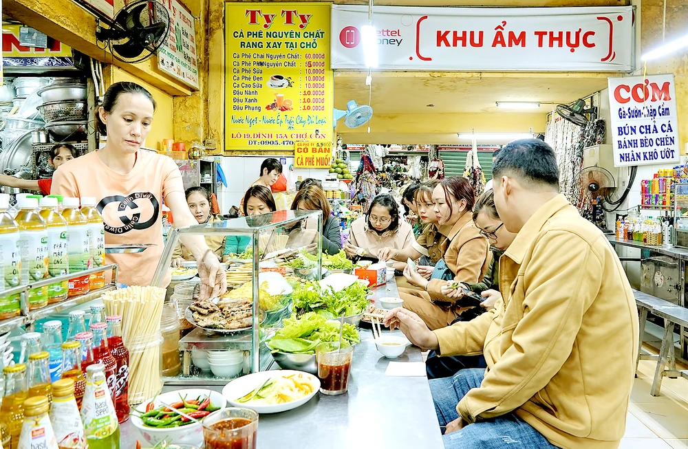 Một cửa hàng ẩm thực tại chợ Cồn, Đà Nẵng