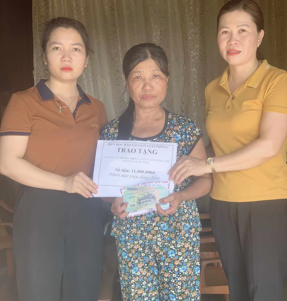 Trao 11 triệu đồng của bạn đọc báo SGGP cho mẹ ruột của Trần Khánh Lộc 