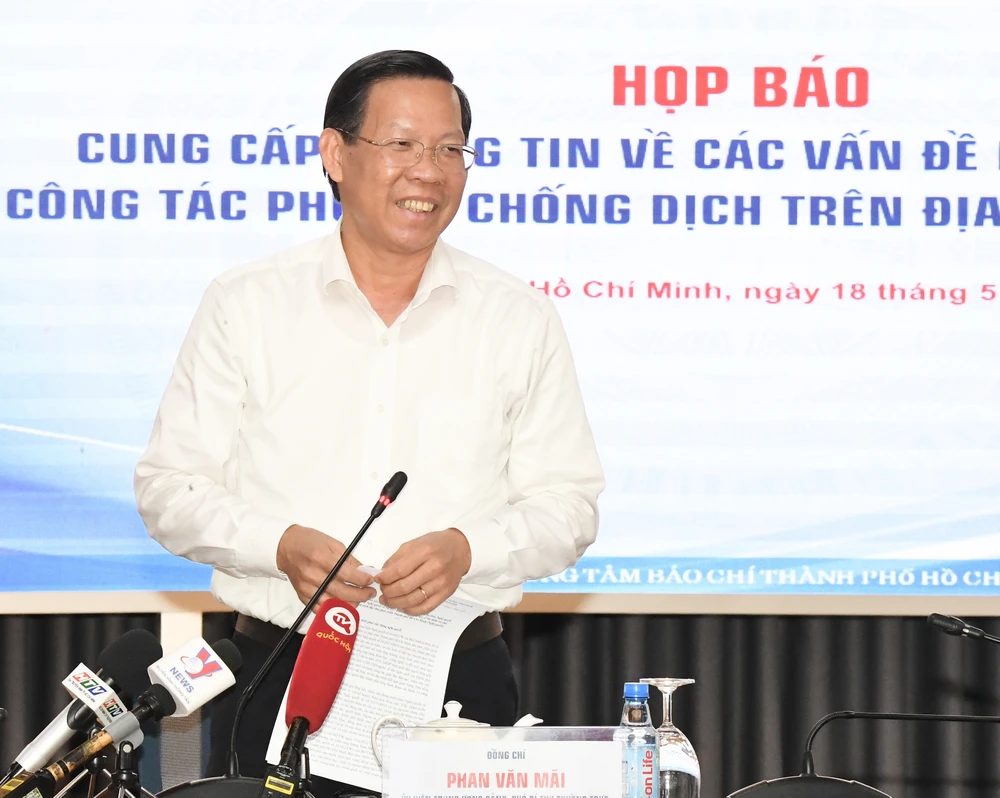 Chủ tịch UBND TPHCM Phan Văn Mãi phát biểu tại buổi họp báo. Ảnh: VIỆT DŨNG