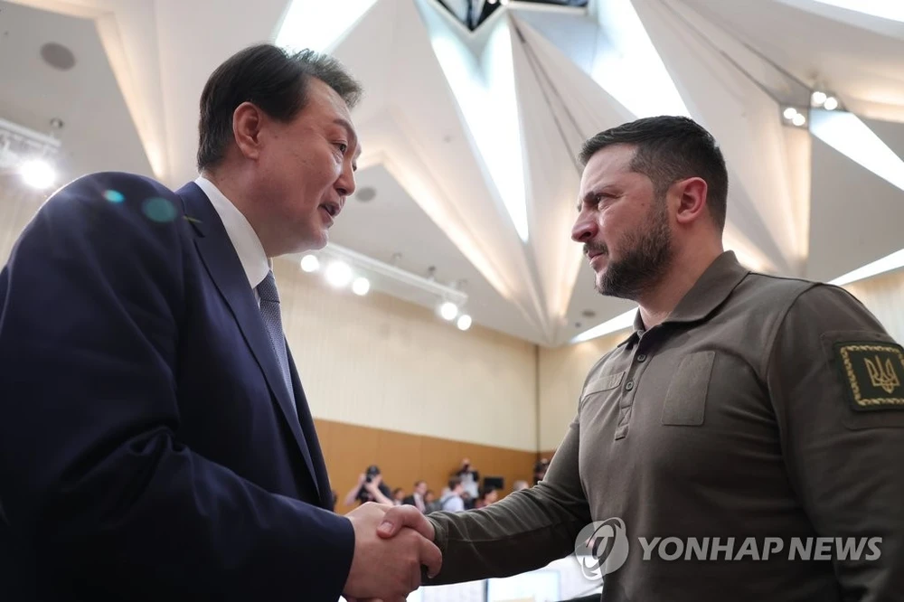 Tổng thống Hàn Quốc Yoon Suk-yeol (trái) gặp gỡ người đồng cấp Ukraine Volodymyr Zelensky bên lề hội nghị thượng đỉnh G7 ở Hiroshima, Nhật Bản ngày 21/5 (Ảnh: Yonhap).