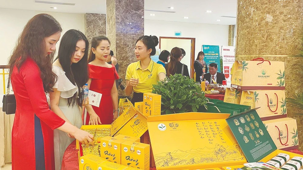 Sản phẩm Dương Trà pha bằng nước lạnh của HTX Nông nghiệp và Dịch vụ Bắc Thái giới thiệu tại hội chợ thương mại