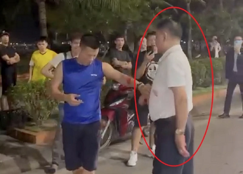 Trung tá Nguyễn Thành Nam (người mặc áo trắng, khoanh đỏ) có hành vi thiếu chuẩn mực đối với người dân khi va chạm giao thông. 