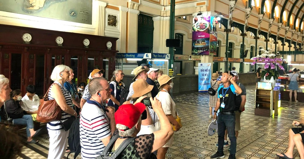 Đoàn du khách Australia tham quan Bưu điện Trung tâm TPHCM
