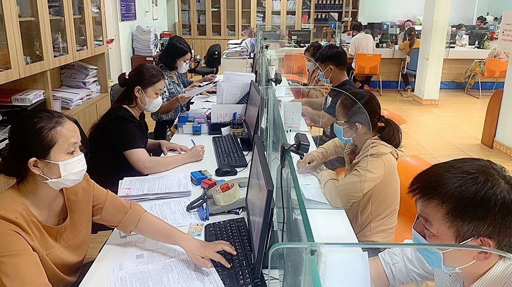 Người lao động làm thủ tục tại cơ quan BHXH ở Hà Nội