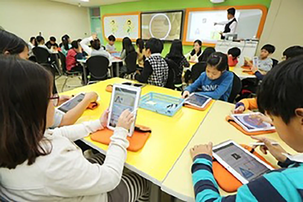 Học sinh sử dụng máy tính bảng trong một lớp học tiểu học ở Seoul, Hàn Quốc