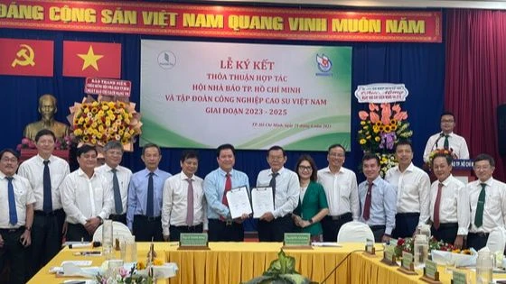 Hội Nhà báo TPHCM và Tập đoàn công nghiệp Cao su Việt Nam ký kết thoả thuận hợp tác năm 2023