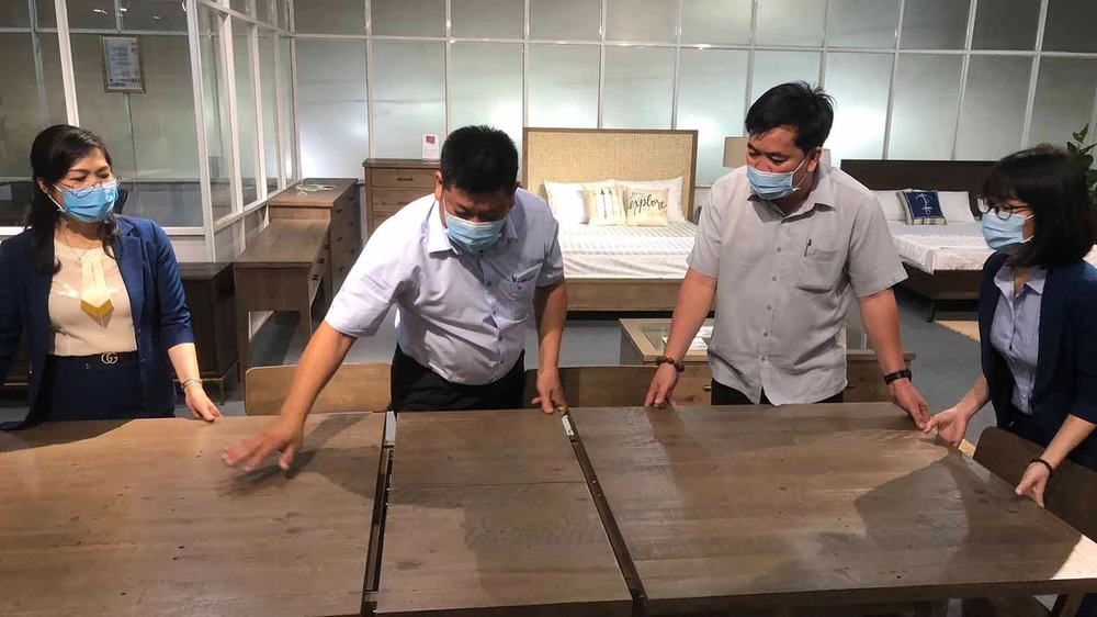 Sản xuất đồ gỗ nội thất tại Công ty CP Chế biến gỗ Thuận An, Bình Dương. Ảnh: THANH HẢI