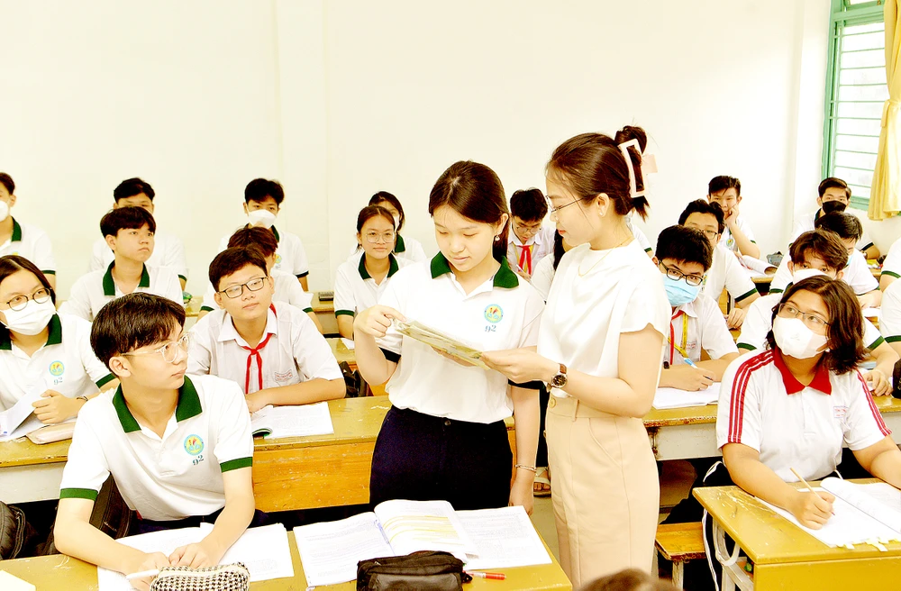 Cô trò Trường THCS Tùng Thiện Vương (TPHCM), trong một giờ trên lớp, ngày 2-6-2023. Ảnh: CAO THĂNG
