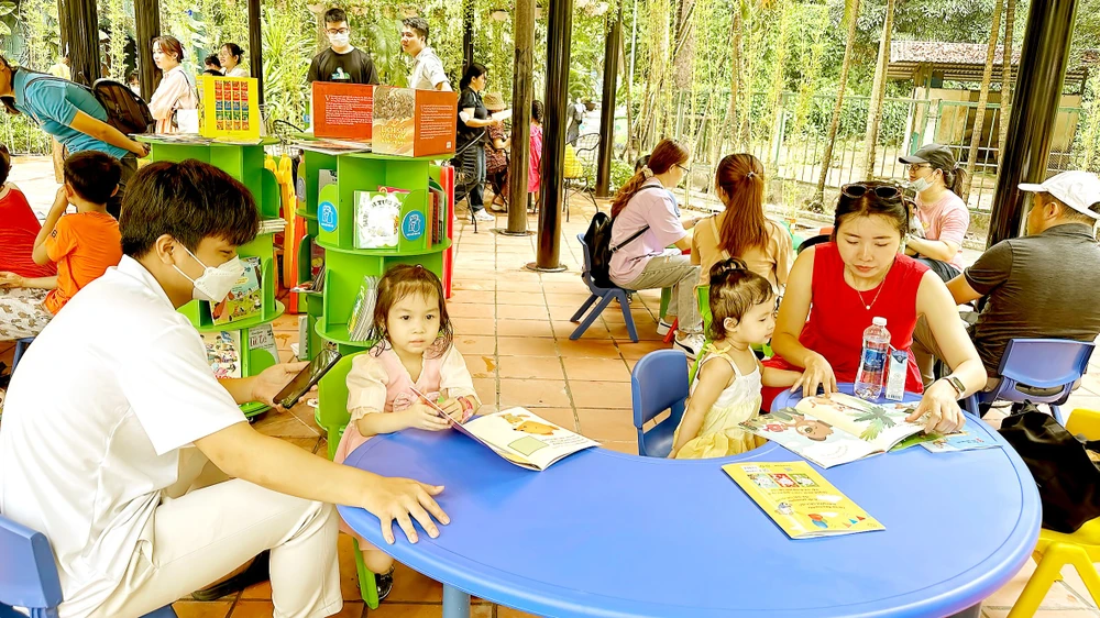 Vườn sách tại Thảo cầm viên Sài Gòn sẽ là nơi phụ huynh cùng các em nhỏ nghỉ chân, làm giàu tri thức và thư giãn tâm hồn