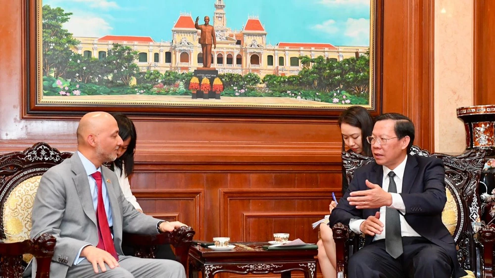 Chủ tịch UBND TPHCM Phan Văn Mãi và ông Bader Almatrooshi, Đại sứ Các Tiểu vương quốc Arab thống nhất (UAE) tại Việt Nam tại buổi tiếp. Ảnh: VIỆT DŨNG