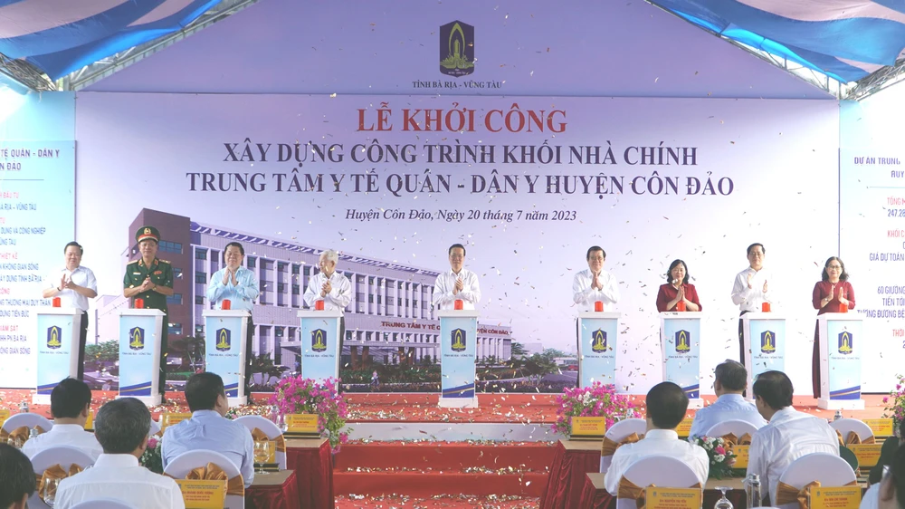 Chủ tịch nước cùng các đại biểu bấm nút khởi công dự án Trung tâm Y tế Quân - Dân y huyện Côn Đảo 