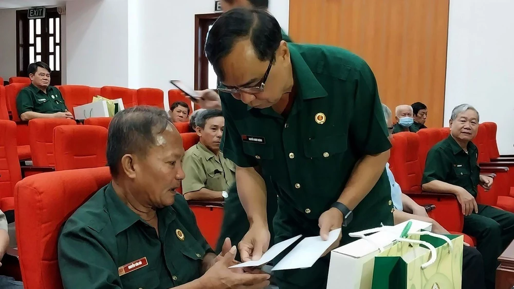 Thiếu tướng Nguyễn Minh Hoàng trao quà cho thương binh nặng ¼ Nguyễn Văn Hải ở phường 3, quận 11 
