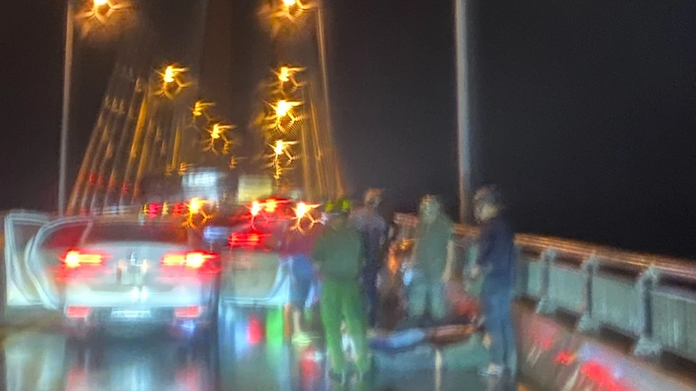 Công an tỉnh Tiền Giang bắt giữ các đối tượng mang theo hung khí khi qua cầu Rạch Miễu . Ảnh: A.X 