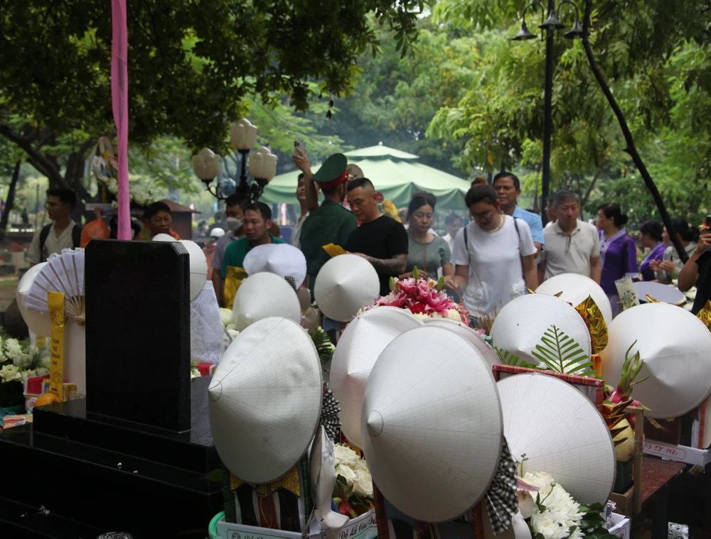 Du khách hành lễ tại Nghĩa trang Hàng Dương (Côn Đảo)