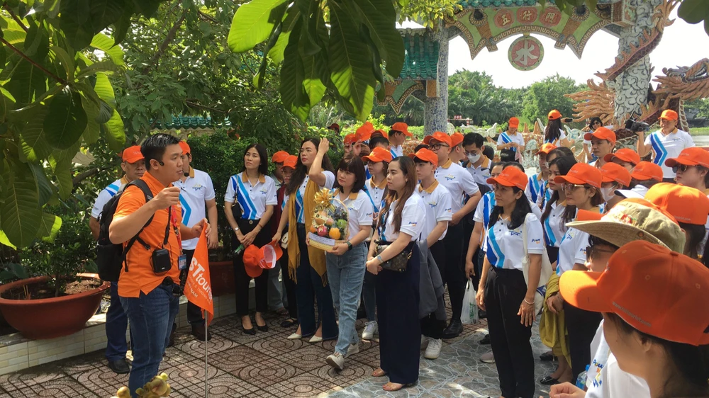 Khách tham quan một điểm đến tại quận Gò Vấp (TPHCM) do TSTtourist triển khai