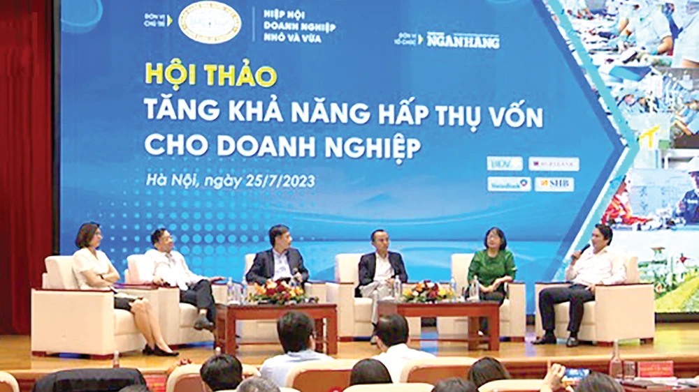Ông Trần Long - Phó Tổng Giám đốc BIDV (ngoài cùng bên phải) chia sẻ thông tin tại Hội thảo “Tăng khả năng hấp thụ vốn cho doanh nghiệp”