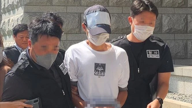 Cảnh sát Hàn Quốc áp giải nghi phạm vụ tấn công bằng dao tại trường học tới tòa án quận Daejeon, thành phố Daejeon, ngày 5-8-2023. Ảnh: YONHAP