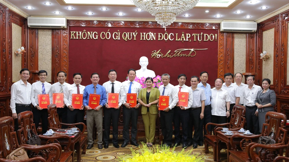 Phó Bí thư Tỉnh ủy, Chủ tịch UBND tỉnh Bình Phước Trần Tuệ Hiền trao quyết định điều động, bổ nhiệm cán bộ 