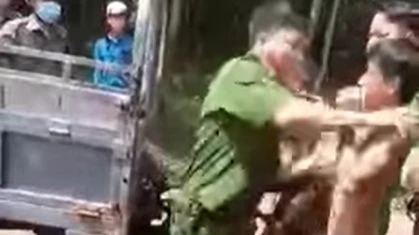 Hình ảnh ghi lại cảnh Trưởng công an xã Bình Sơn đánh người dân. Ảnh: Cắt từ clip 