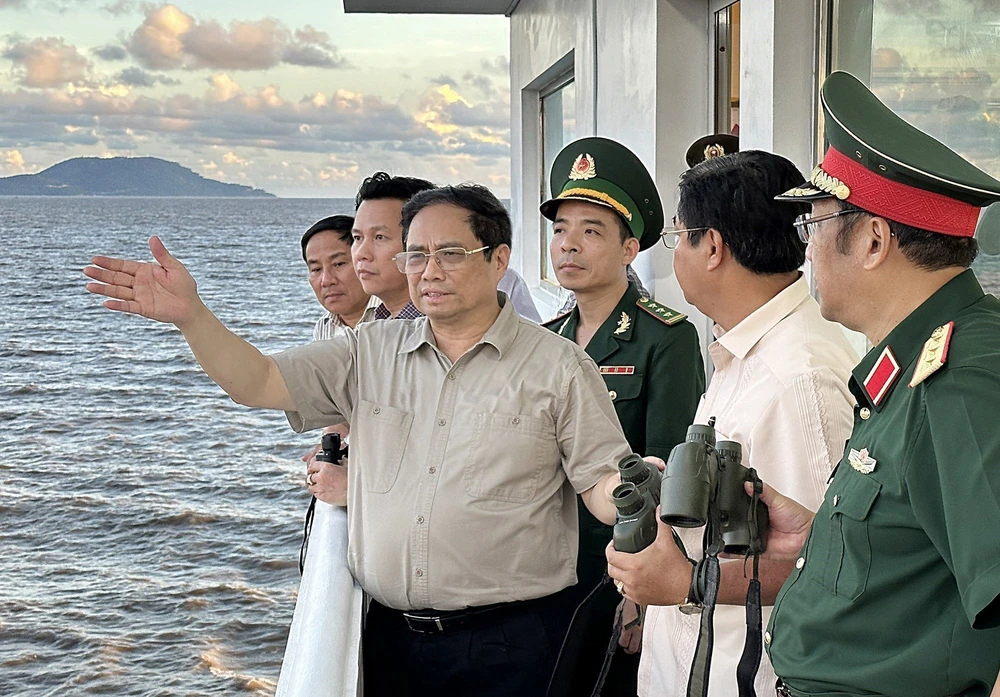 Thủ tướng Phạm Minh Chính thị sát tình hình sạt lở tại Khu Du lịch Khai Long và Kênh Năm Ô Rô, Cà Mau. Ảnh: TTXVN