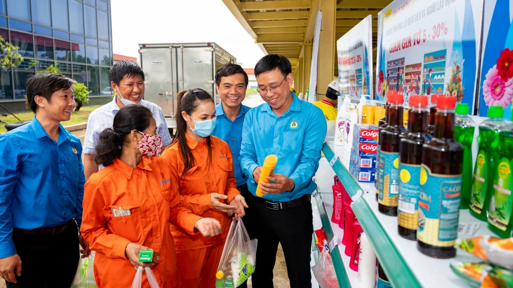 Công nhân Công ty CP Cơ khí xây dựng thương mại Đại Dũng (huyện Bình Chánh, TPHCM) mua hàng tại siêu thị mini đặt trong công ty với giá ưu đãi 